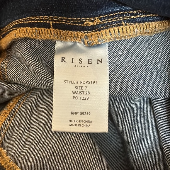 Risen High-Waist Cropped Elastic Banded Jeans - Picture 10 of 11